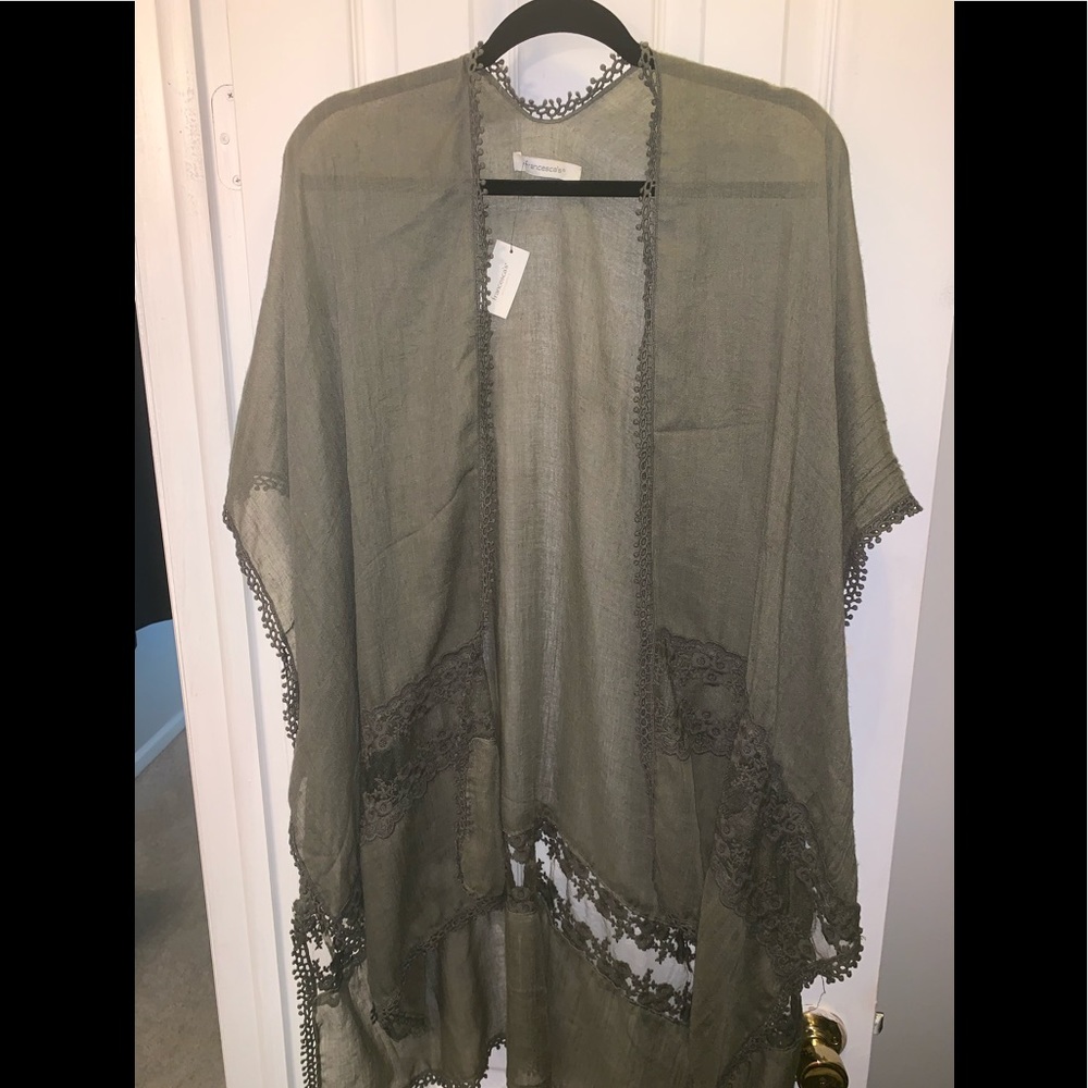 ✨✨✨Brand new w/ tags Francesca’s kimono✨✨✨